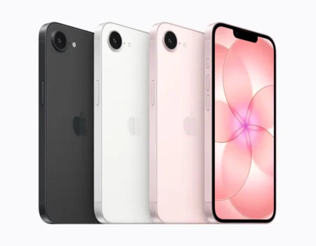 Смартфонът Apple iPhone 17e в новия цвят Soft Pink (нежно розово), заснет в гръб с прикрепен магнитен портфейл MagSafe.