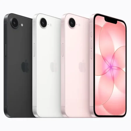 Смартфонът Apple iPhone 17e в новия цвят Soft Pink (нежно розово), заснет в гръб с прикрепен магнитен портфейл MagSafe.