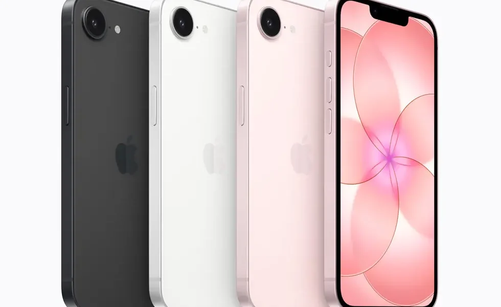 Смартфонът Apple iPhone 17e в новия цвят Soft Pink (нежно розово), заснет в гръб с прикрепен магнитен портфейл MagSafe.