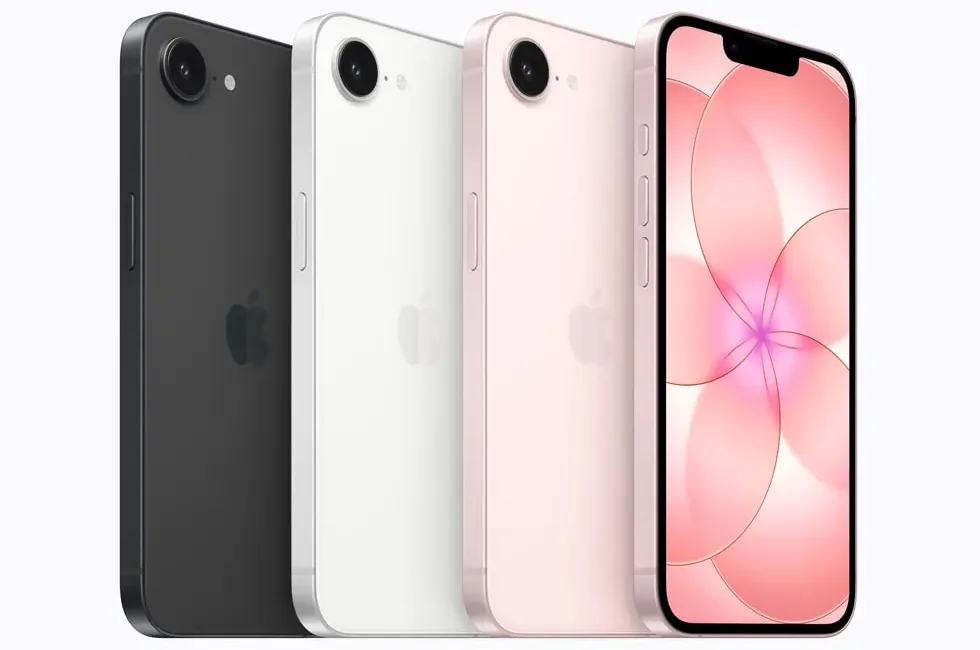 Смартфонът Apple iPhone 17e в новия цвят Soft Pink (нежно розово), заснет в гръб с прикрепен магнитен портфейл MagSafe.
